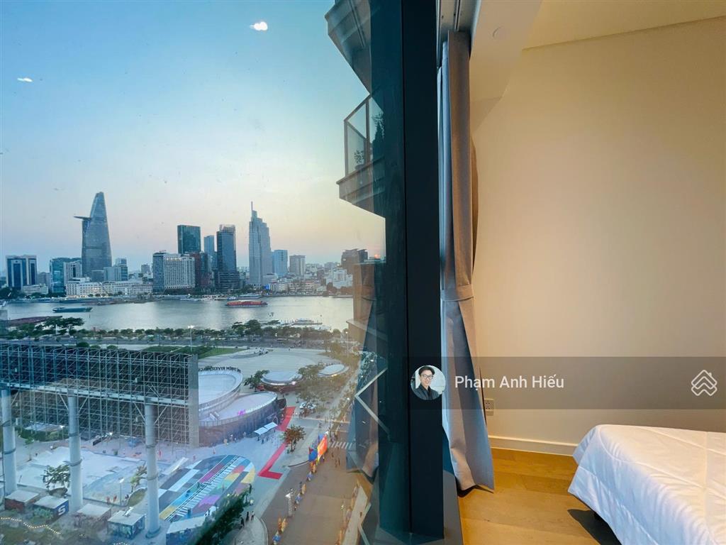Đây là căn 2pn view q1 trục đẹp  ban công lớn gần sông, trục 08 phát tài cực tốt