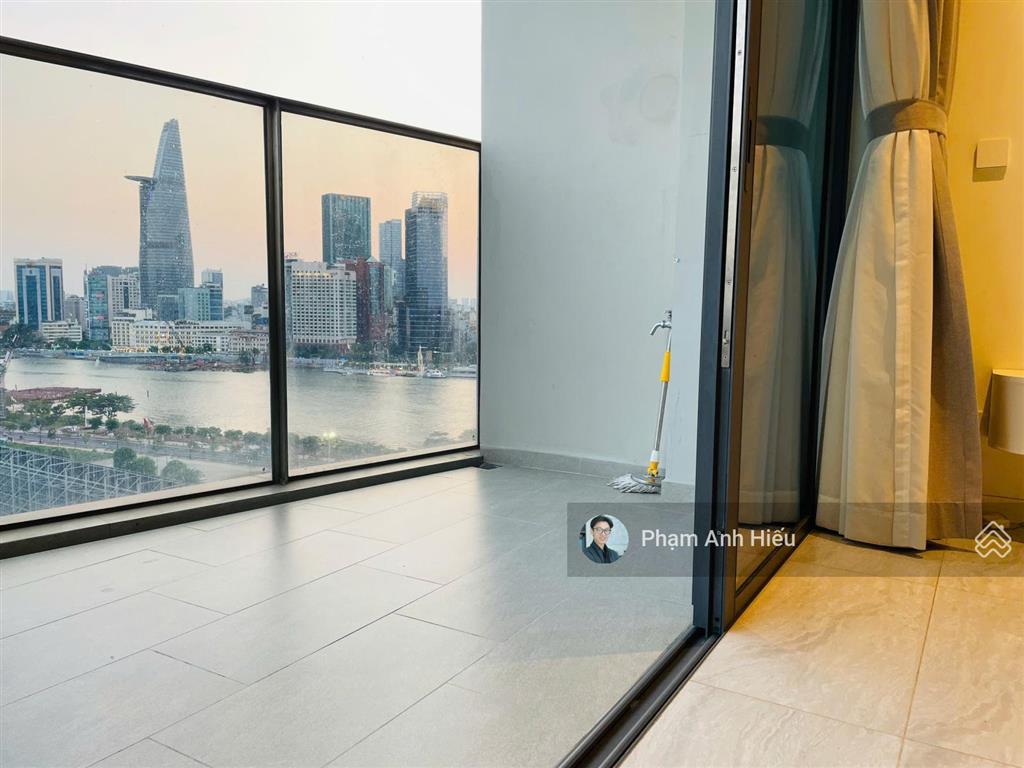 Đây là căn 2pn view q1 trục đẹp  ban công lớn gần sông, trục 08 phát tài cực tốt