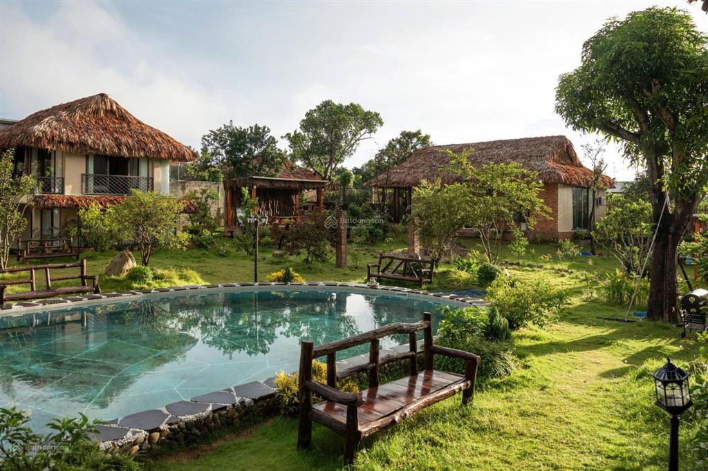 Cần bán 7.2 ha có 800m2 đất ở, gần khu du lịch núi thần tài có thể khai thác du lịch suối bao quanh