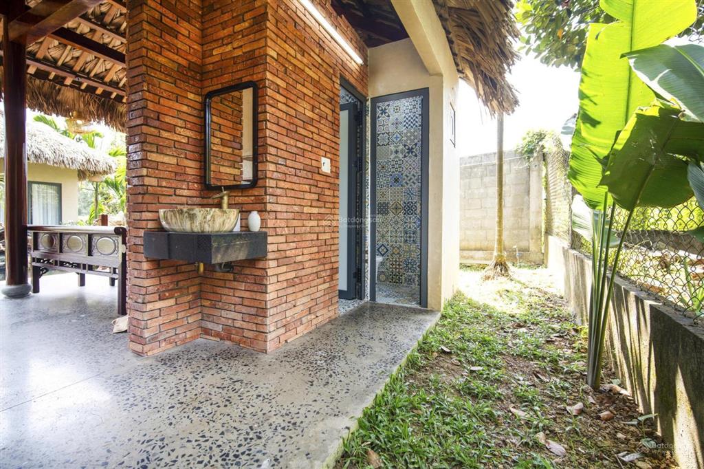 Cần bán 7.2 ha có 800m2 đất ở, gần khu du lịch núi thần tài có thể khai thác du lịch suối bao quanh