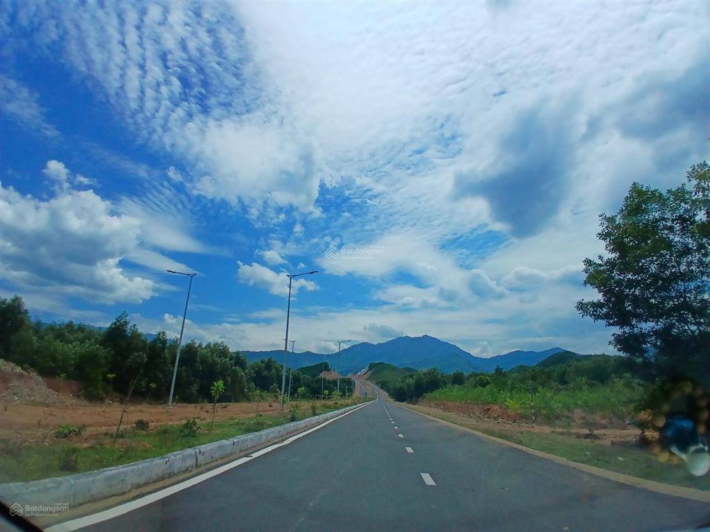 Cần bán lô đất 3000m2 gần đường lớn gần chợ trường học, thuận tiện duy chuyển làm vườn đẹp