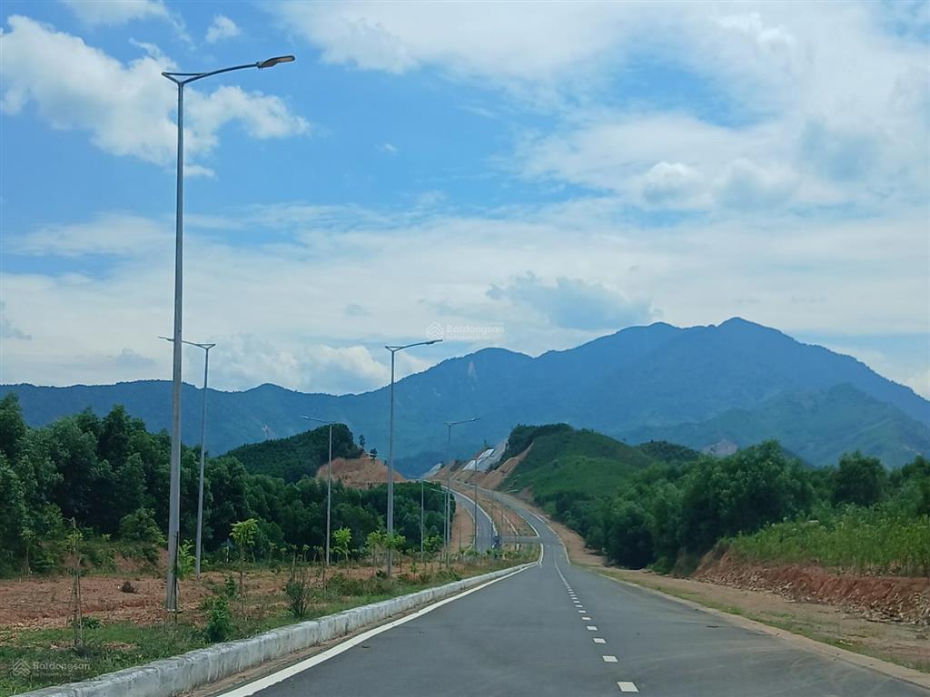 Cần bán lô đất 3000m2 gần đường lớn gần chợ trường học, thuận tiện duy chuyển làm vườn đẹp