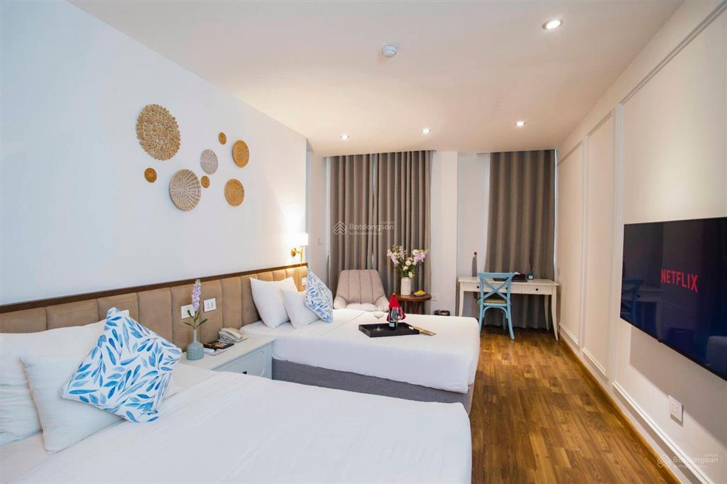 Bán khách sạn 12 tầng 100 phòng phố duy tân, cầu giấy 180m2 giá cắt lỗ 20 tỷ