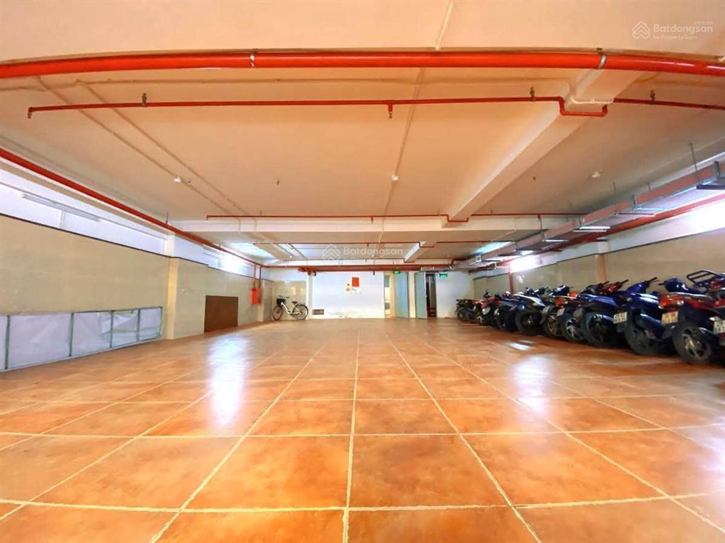 Bán tòa văn phòng mặt phố hoàng quốc việt  261m  9 tầng  2 thang máy  mt 10m