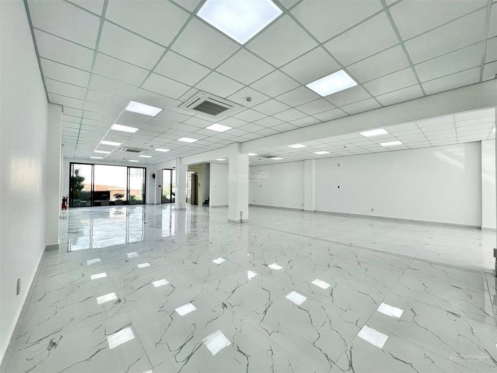 Bán tòa văn phòng hoàng quốc việt  lô góc  vỉa hè 9 tầng có hầm rộng 140m giá 55 tỷ