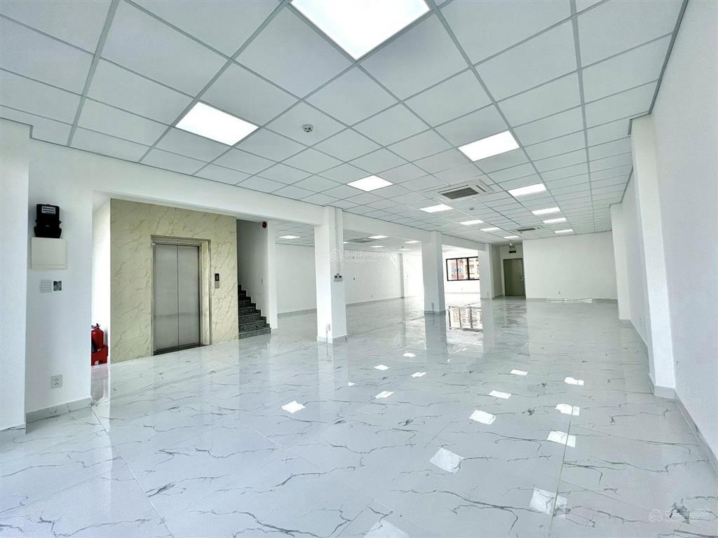 Bán tòa văn phòng hoàng quốc việt  lô góc  vỉa hè 9 tầng có hầm rộng 140m giá 55 tỷ