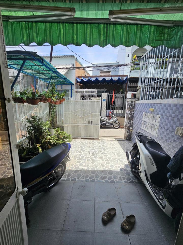 Nhà chưa qua đầu tư, cần bán nhà diện tích 94m² (có thêm 10m² ngoài sổ sử dụng thoải mái)