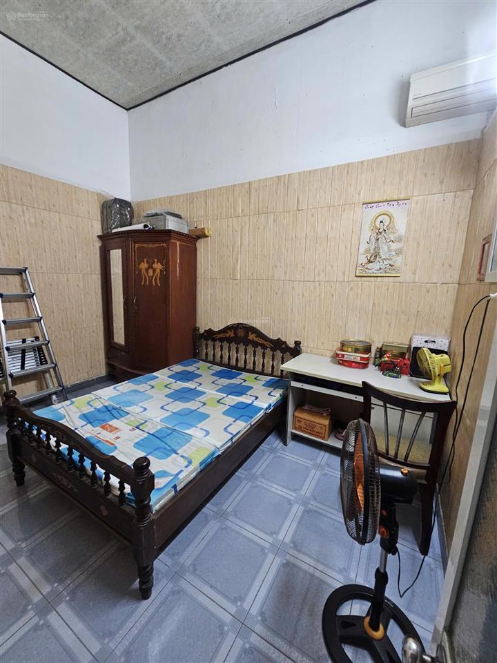 Nhà chưa qua đầu tư, cần bán nhà diện tích 94m² (có thêm 10m² ngoài sổ sử dụng thoải mái)