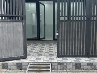 Nhà nguyên căn đường số trệt+ lửng + 2pn + 1wc nội thất cơ bản. giá 22 triệu/ tháng.  đạt hỗ trợ.