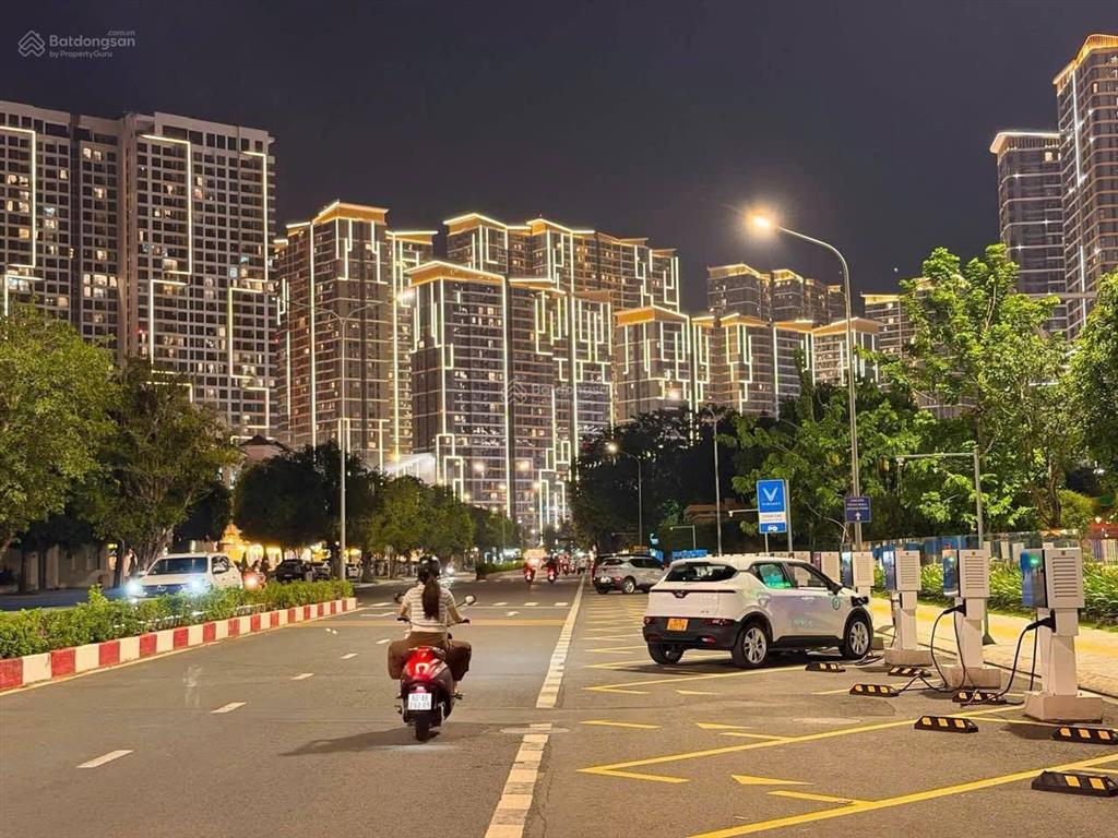 Bán căn 2pn 1wc tầng cao view hồ bơi cực thoáng, sẵn hợp đồng thuê giá chỉ 2,950 tỷ đã có sổ hồng