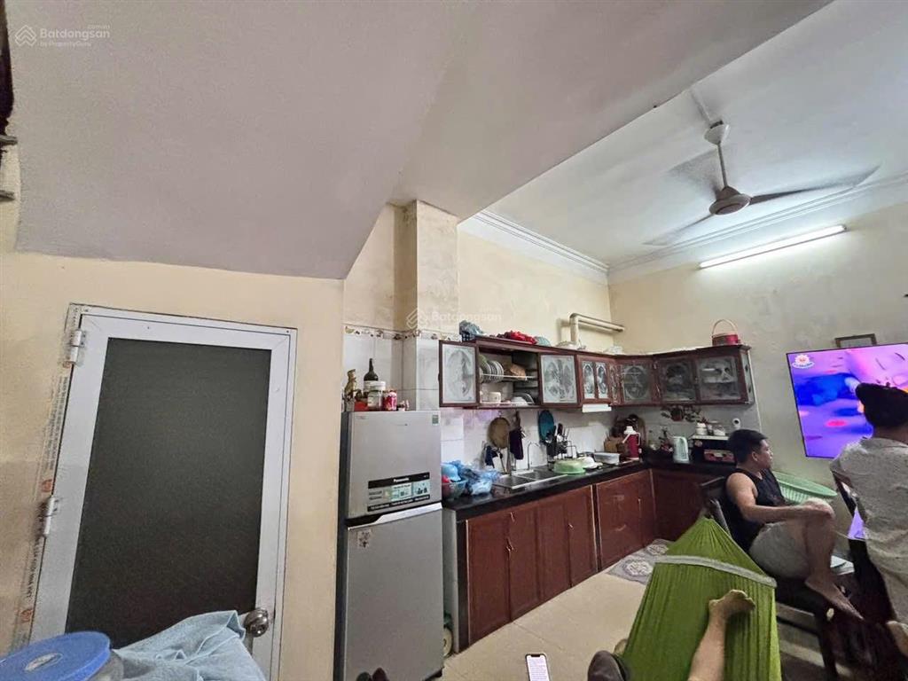 Cho thuê nguyên căn  4 tầng full nội thất  có 4 phòng ngủ 2 vệ sinh  bếp đầy đủ gần vin cổ loa