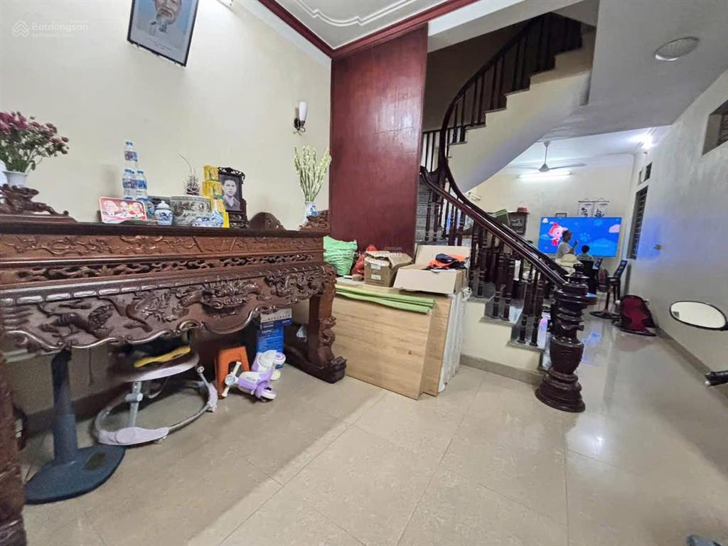Cho thuê nguyên căn  4 tầng full nội thất  có 4 phòng ngủ 2 vệ sinh  bếp đầy đủ gần vin cổ loa