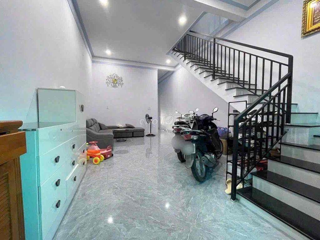 Nhà trệt lầu  3PN mặt tiền nhựa 6.5m thông giá chỉ 2.tỷ 2
