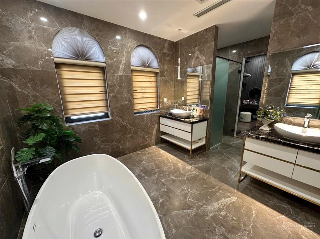 Biệt thự ngọc trai, 226m2, hướng đông tứ trạch, full nội thất sang trọng, 5pn, thang máy