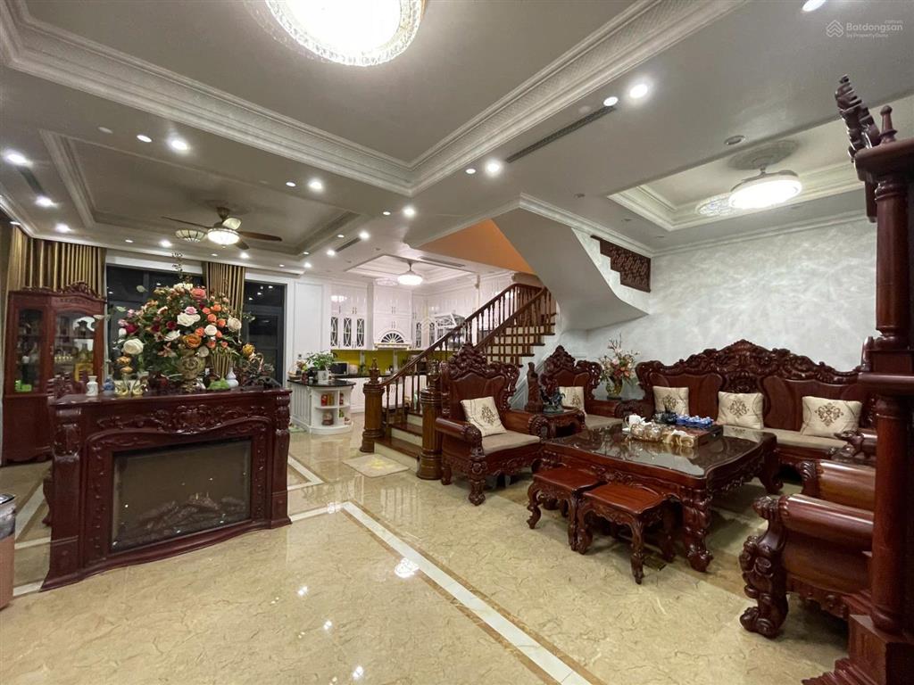 Bán căn venice vị trí đường thông  full nội thất gỗ cao cấp  gần tiện ích (bể bơi, sân thể thao)