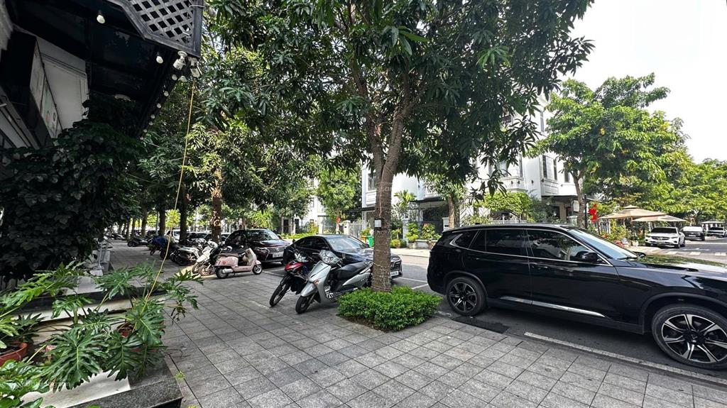 Shop xẻ khe view quảng trường  dt 158m2  hướng nhà mát mẻ  sẵn dòng tiền cho thuê 40tr/tháng