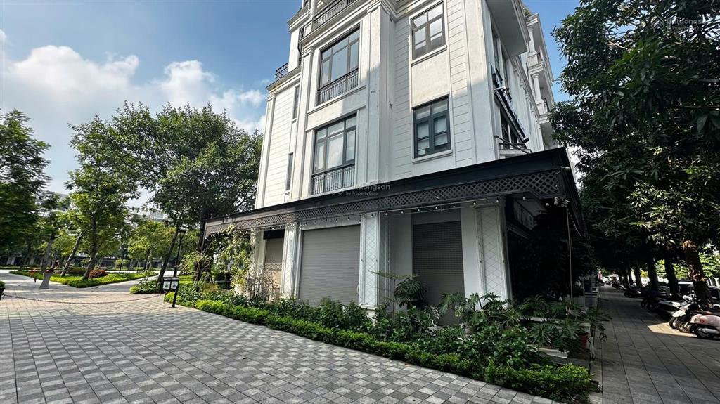 Shop xẻ khe view quảng trường  dt 158m2  hướng nhà mát mẻ  sẵn dòng tiền cho thuê 40tr/tháng