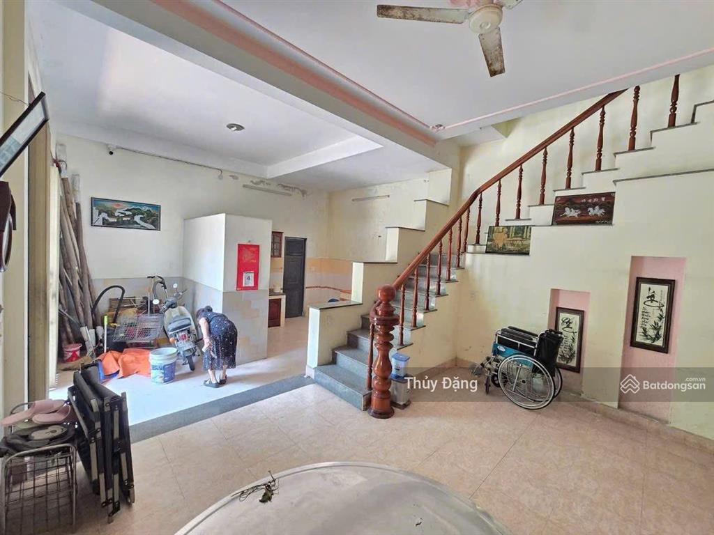 Cho thuê nhà 3 tầng 2 mặt tiền tiểu la gần đường núi thành kinh doanh sầm uất