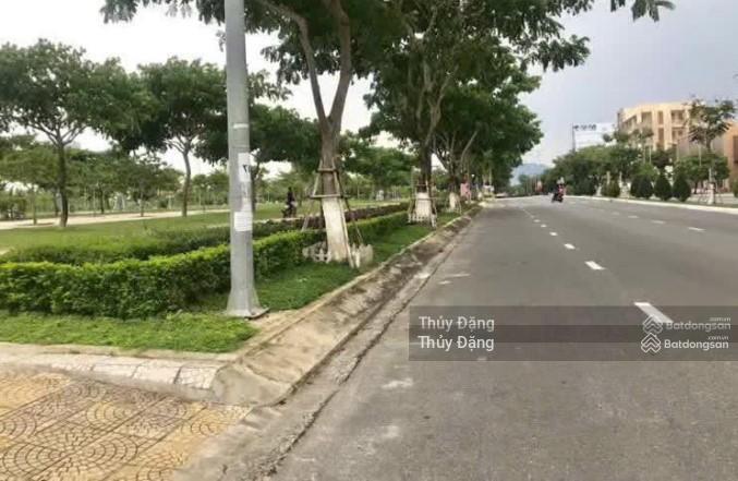 Chủ rất thiện chí bán cặp đất đường xuân thuỷ  197m2 ngang 10m giá 28 tỷ. tl trực tiếp chủ