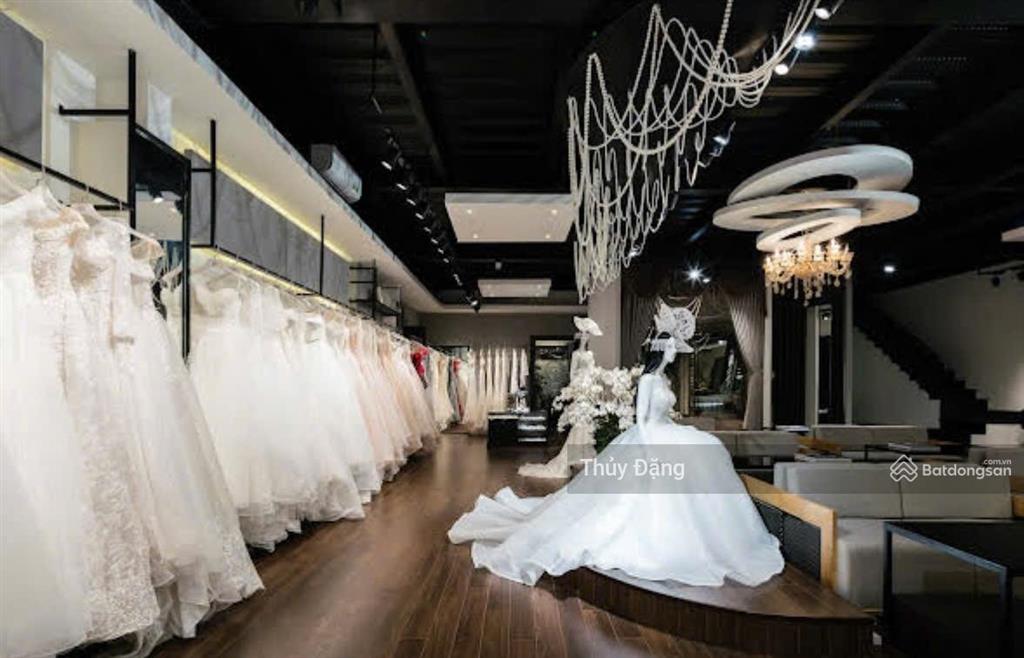 Cho thuê nhà mặt tiền 3 tầng đường 2 tháng 9 ngay chân cầu rồng dt 300m2*3t