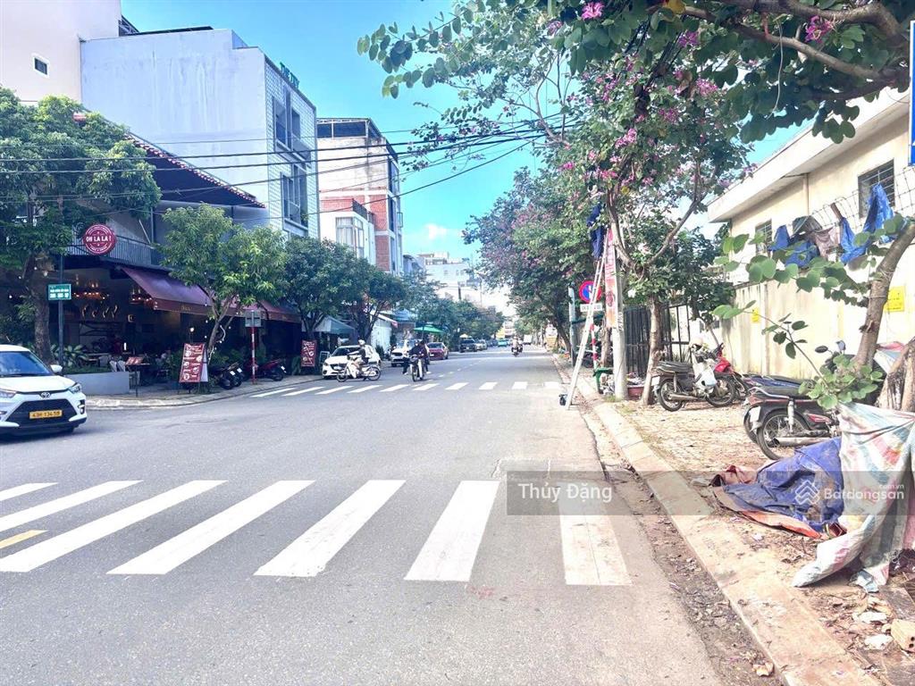 Cho thuê lô góc 2 mặt tiền đường 10m5 mai thúc lân  300m2 ngang 12m gần đỗ bá
