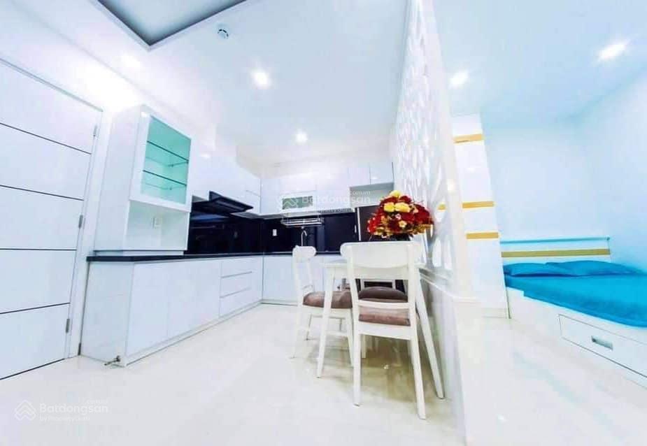 Nhà chdv q4 thu nhập 100 triệu/th. giá 18 tỷ 9m x22m. 20ph. gần q1, đh nguyễn tất thành. đh luật