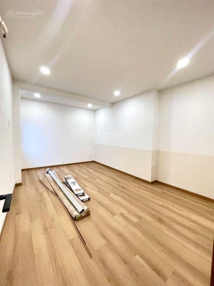 Bán nhà đường khánh hội. quận 4. giá 8 tỷ 3. dt 68m2. 6m x 12m . hxh. gpxd 5 tầng. gần vĩnh hội