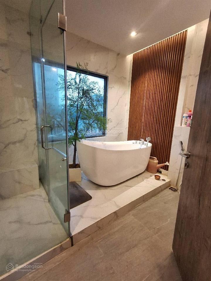 Nhà nguyễn văn linh q7. dt 84m2 giá 13 tỷ. 6m x 14m. 3 tầng. gần nguyễn tất thành. cầu thủ thiêm 4