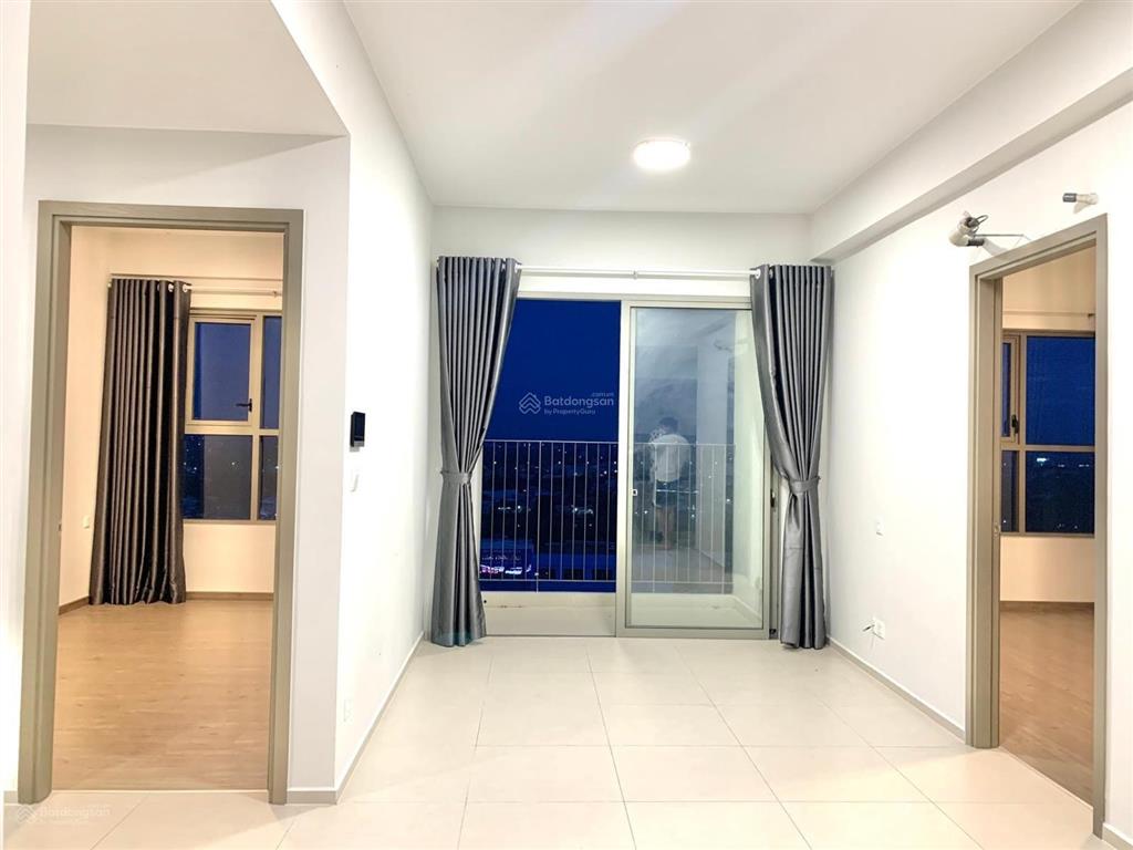 Bán căn 69m2 tầng cao view ngoài, sổ sẵn, có nội thất giường tủ cđt, nhà mới, giá tốt