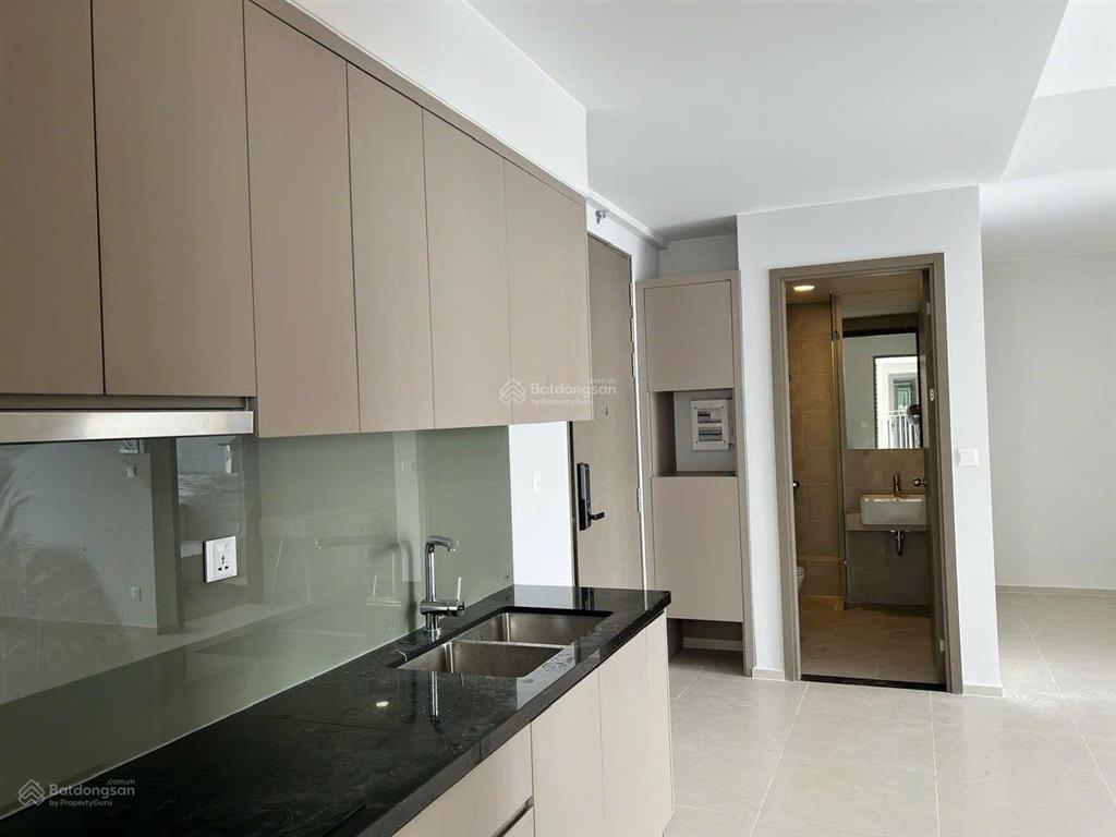 Bán căn 69m2 tầng cao view ngoài, sổ sẵn, có nội thất giường tủ cđt, nhà mới, giá tốt