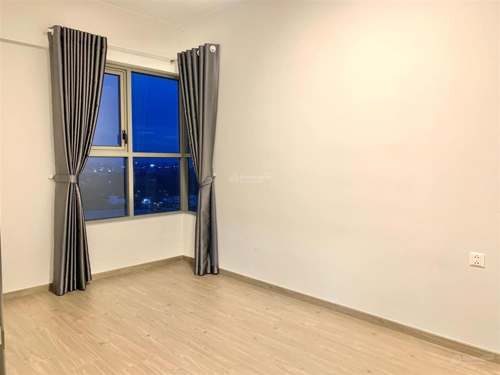 Bán căn 69m2 tầng cao view ngoài, sổ sẵn, có nội thất giường tủ cđt, nhà mới, giá tốt