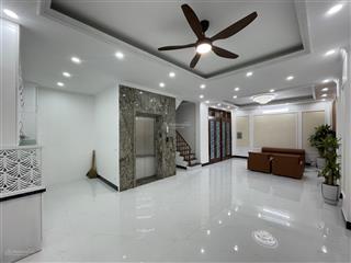 Ngã tư sở  nhà mới thang máy  2 mặt tiền 10m  nhiều phòng ở sướng hoặc làm ccmn  nhỉnh 200tr/m2