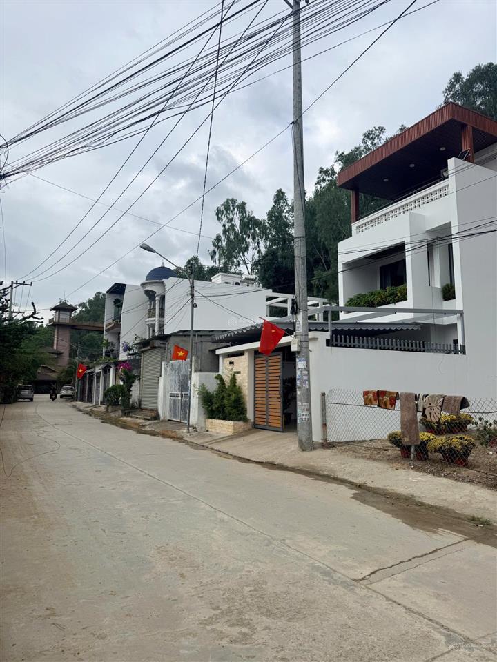Bán nhà xuất cảnh dt 220m2 3tầng  4pn  ôtô vào nhà  vĩnh hải  nha trang  chỉ 5tỷ5(biển 1,5km)