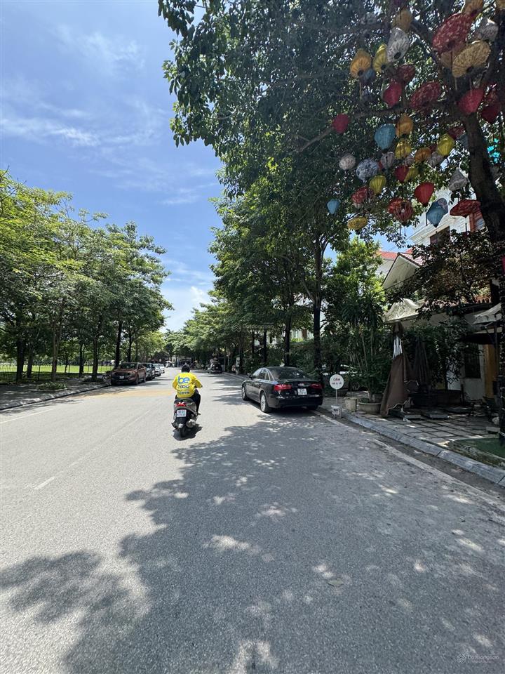 Chính chủ bán căn biệt thự 230m2 tp giao lưu view hồ giá 76.6 tỷ