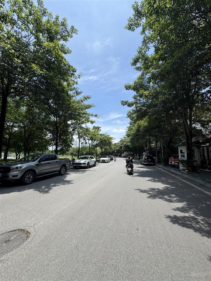 Chính chủ bán căn biệt thự 230m2 tp giao lưu view hồ giá 76.6 tỷ