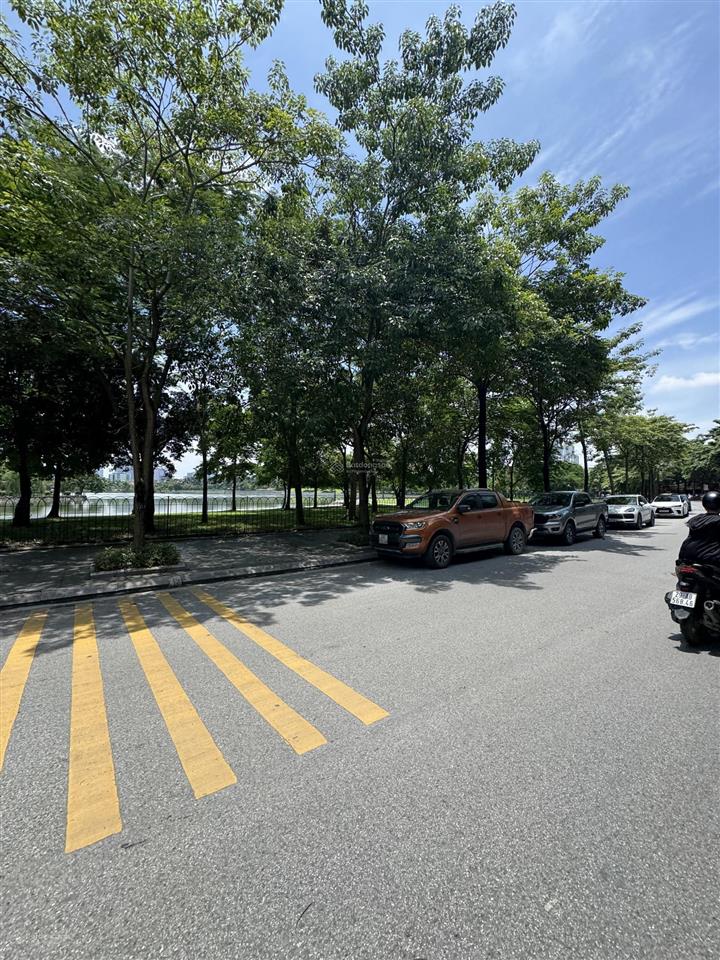 Chính chủ bán căn biệt thự 230m2 tp giao lưu view hồ giá 76.6 tỷ