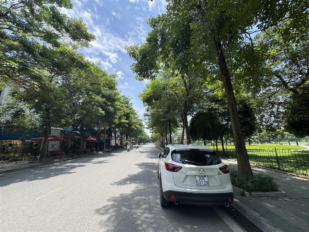 Chính chủ bán căn biệt thự 230m2 tp giao lưu view hồ giá 76.6 tỷ