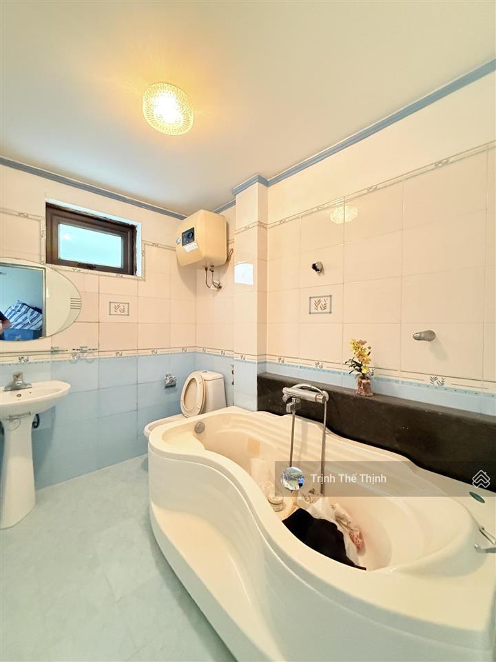 Bán nhà mặt đường hàng kênh điểm đẹp