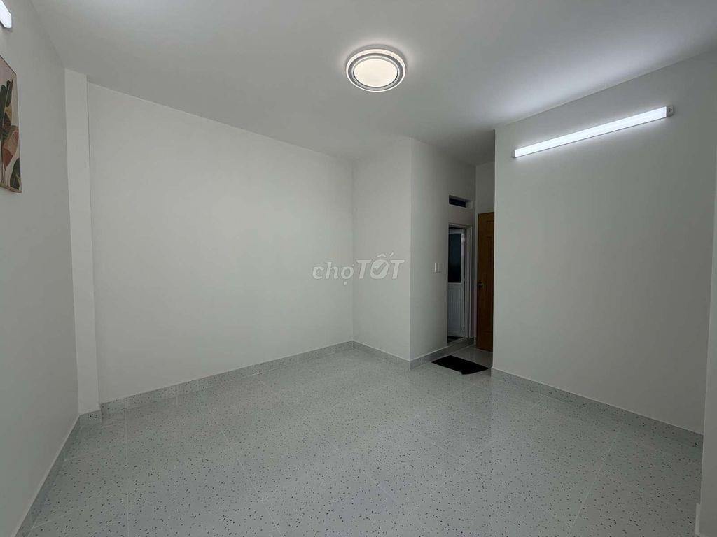 Nhà 3 tầng đúc 2 phòng ngủ 3wc giáp Quận 10