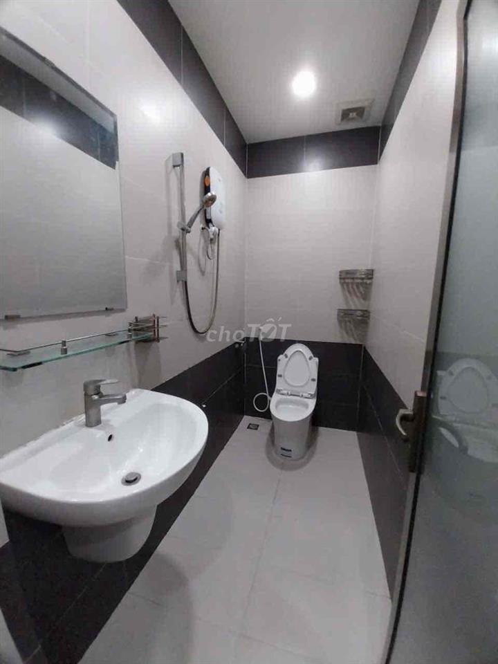 Cho nữ thuê phòng trọ cao cấp, có hồ bơi.