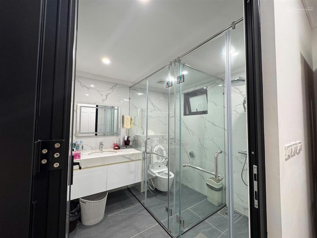 Kiệt tác 7 tầng thang máy  full nội thất cao cấp  có năng lượng mặt trời  phố hồng hà