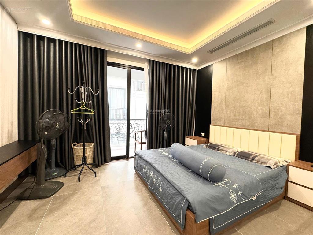 Kiệt tác 7 tầng thang máy  full nội thất cao cấp  có năng lượng mặt trời  phố hồng hà