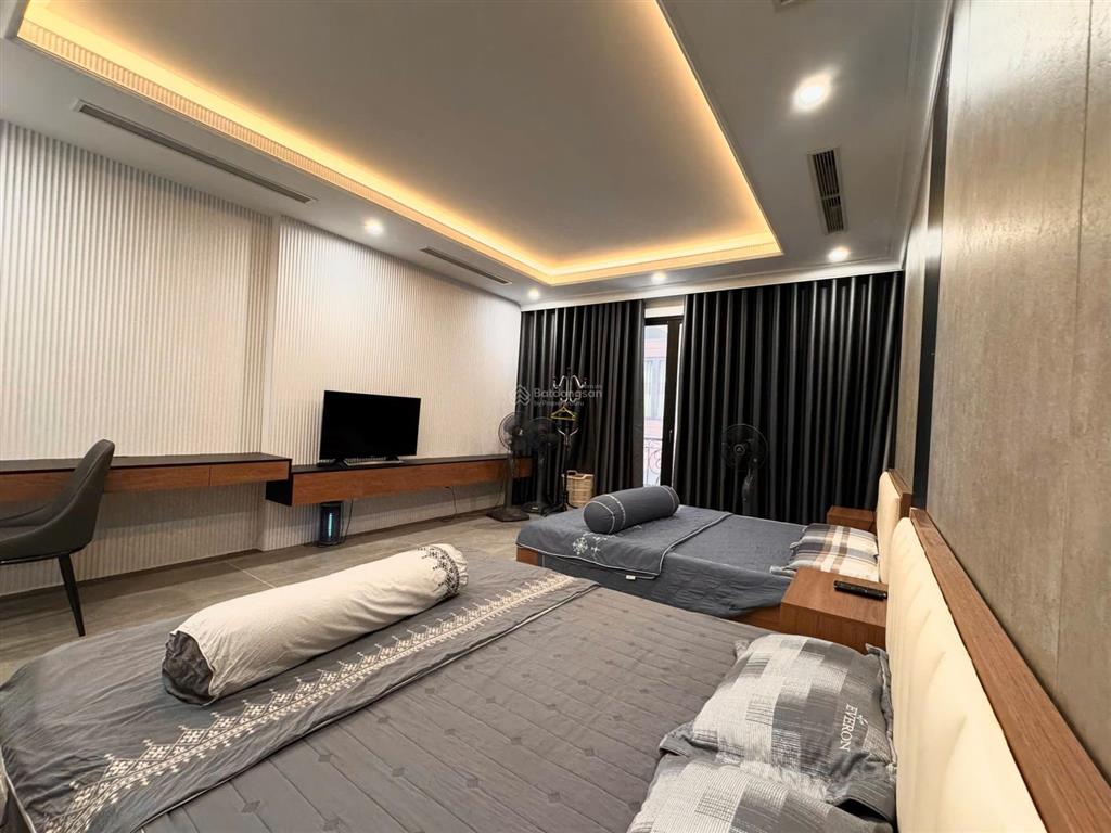 Kiệt tác 7 tầng thang máy  full nội thất cao cấp  có năng lượng mặt trời  phố hồng hà