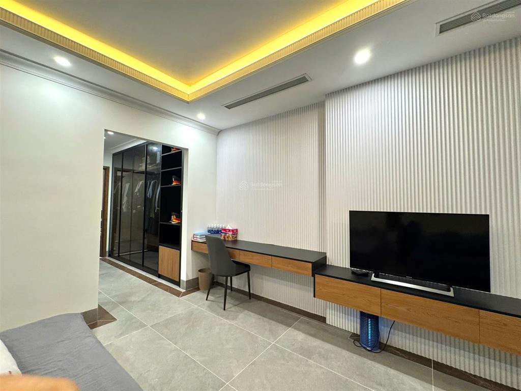 Kiệt tác 7 tầng thang máy  full nội thất cao cấp  có năng lượng mặt trời  phố hồng hà