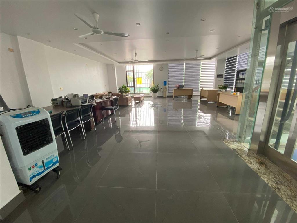 Chính chủ tôi cho thuê nhà 5 tầng trung tâm tp chí linh  nằm giữa kđt vincom sầm uất  đường 30m