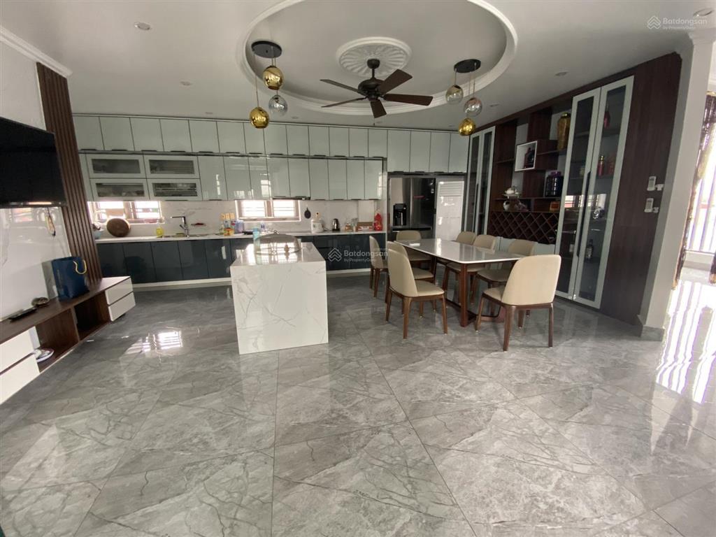 Chính chủ tôi cho thuê nhà 5 tầng trung tâm tp chí linh  nằm giữa kđt vincom sầm uất  đường 30m