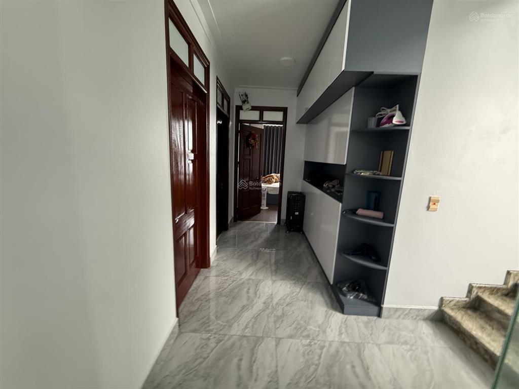 Chính chủ tôi cho thuê nhà 5 tầng trung tâm tp chí linh  nằm giữa kđt vincom sầm uất  đường 30m