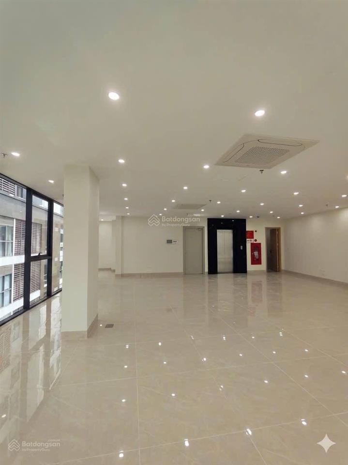 Bán toà văn phòng lê văn lương hoàng ngân lô góc đẹp 9tầng thang máy có hầm dòng tiền sẵn 1,8tỷ/năm