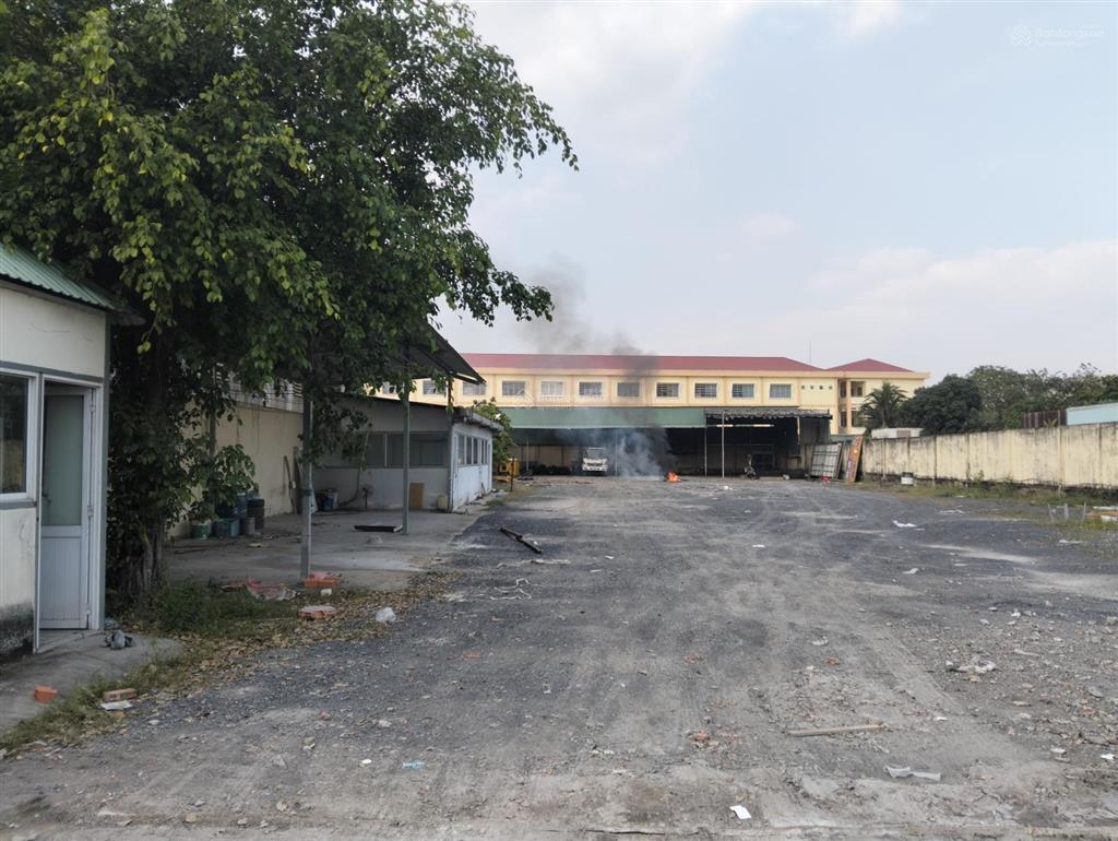 2400m2 có 1300m2 thổ cư mặt tiền ql1a bến lức