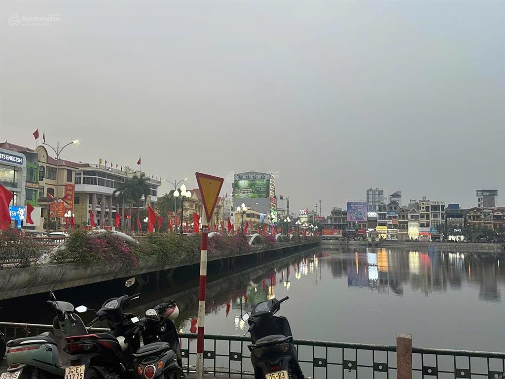Hàng hiếm mặt đường hồ sen  đón sóng hạ tầng